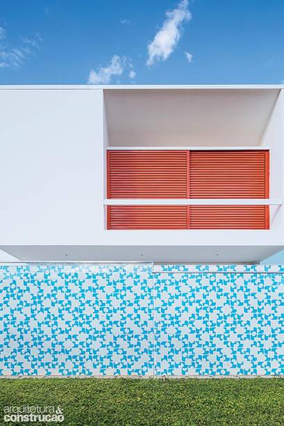 Comuns em edifícios públicos de Brasília, os azulejos de Athos Bulcão (1908-2008) usados neste trecho da fachada foram disponibilizados pela fundação que cuida de sua obra (Fundathos).