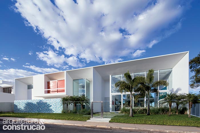 O céu azul intenso é pano de fundo para a enorme moldura (32 m de comprimento) da construção. No jogo entre cheios e vazios, destaque para o chanfro nas empenas laterais e na laje de cobertura, moldadas com concreto armado. Para não roubar a cena, não se veem as telhas metálicas nem os coletores solares. Em vez de muro, divisória de vidro incolor.