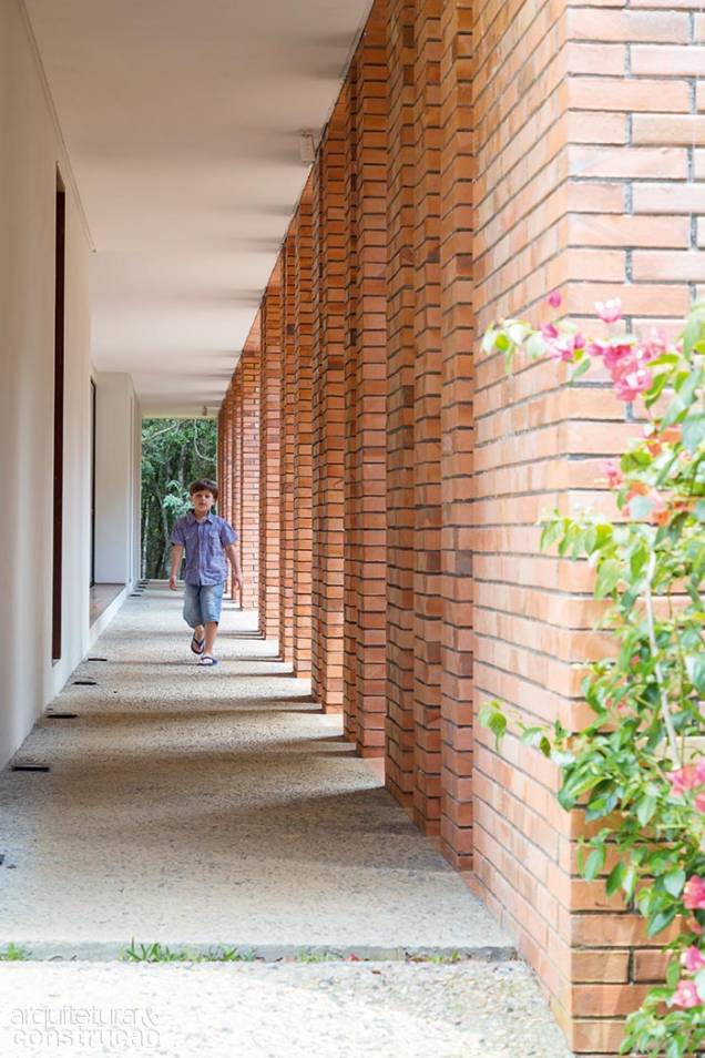 Na fachada nordeste, 28 colunas de três dimensões diferentes atuam como brise, evitando que as esquadrias recebam insolação direta. O espaço entre essas estruturas e as paredes da casa ainda define um corredor externo avarandado de 1,40 m de largura, fundamental para a circulação. Na fachada nordeste, 28 colunas de três dimensões diferentes atuam como brise, evitando que as esquadrias recebam insolação direta. O espaço entre essas estruturas e as paredes da casa ainda define um corredor externo avarandado de 1,40 m de largura, fundamental para a circulação.