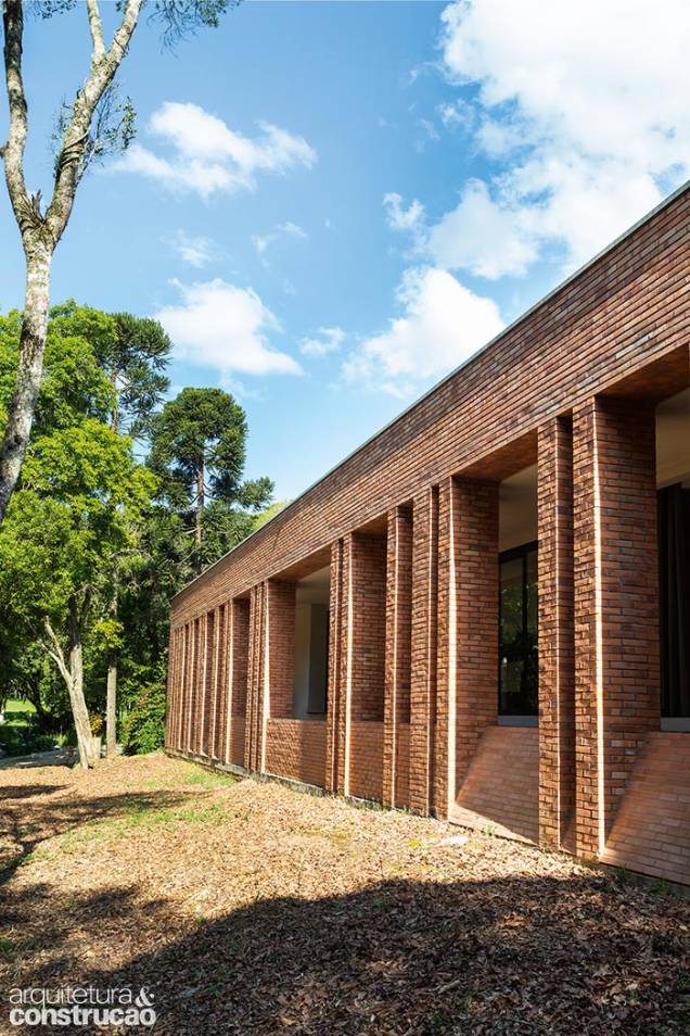 A sequência de pilares de tijolinhos define trechos vazios e cheios (sempre múltiplos de 30 cm) nesta fachada. Nas extremidades da casa é grande a concentração deles, já que não havia necessidade de levar aos ambientes contíguos muito sol e vista. A sequência de pilares de tijolinhos define trechos vazios e cheios (sempre múltiplos de 30 cm) nesta fachada. Nas extremidades da casa é grande a concentração deles, já que não havia necessidade de levar aos ambientes contíguos muito sol e vista.