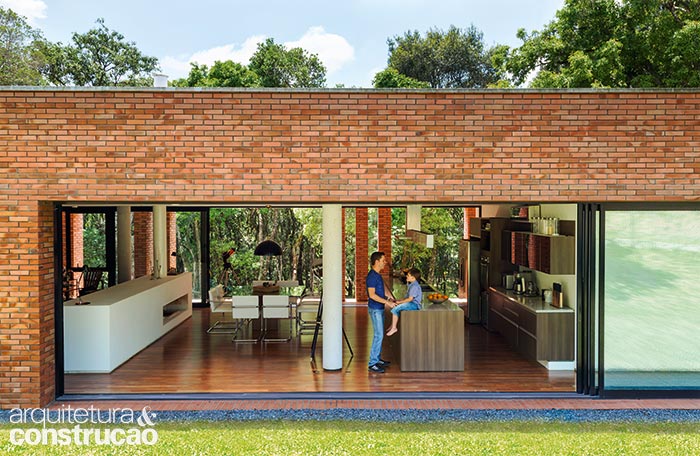 Casa em Curitiba aposta no tijolinho