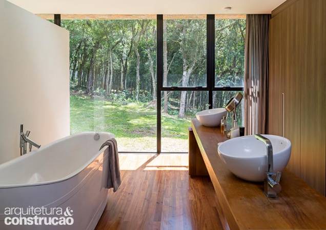 O banheiro fica separado do quarto por uma parede que não chega ao teto. Ganhou uma econômica – e estilosa – banheira de imersão (Grandini), com misturador Axor Starck (Hansgrohe). O banheiro fica separado do quarto por uma parede que não chega ao teto. Ganhou uma econômica – e estilosa – banheira de imersão (Grandini), com misturador Axor Starck (Hansgrohe).