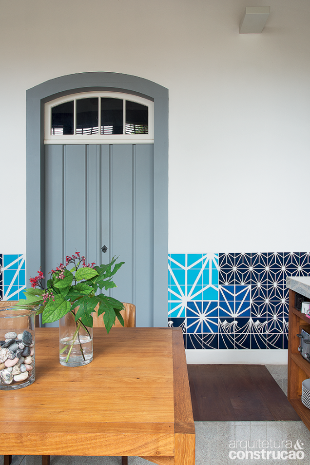 A artista Sandra Cinto aceitou a encomenda do painel de azulejos, que foi embutido numa estrutura removível e pode ser retirado, se necessário. A artista Sandra Cinto aceitou a encomenda do painel de azulejos, que foi embutido numa estrutura removível e pode ser retirado, se necessário.