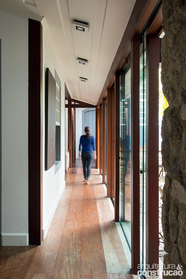 A janela do lado esquerdo deste corredor é a de um dos quartos, cômodo que surgiu no lugar de uma alcova. À direita, duas portas-balcão se abrem para o pátio. Ao fundo, vê-se a entrada do depósito, ao lado da lavanderia.