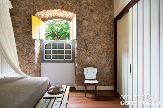 Como esta janela dá para a rua, o arquiteto a redesenhou para que pudesse prover luz e ventilação sem comprometer a privacidade. Assim, o painel cinza inferior é fixo e a parte superior pode manter o vão aberto, vedado com as duas folhas amarelas ou ainda fechado com o caixilho móvel reticulado. Como esta janela dá para a rua, o arquiteto a redesenhou para que pudesse prover luz e ventilação sem comprometer a privacidade. Assim, o painel cinza inferior é fixo e a parte superior pode manter o vão aberto, vedado com as duas folhas amarelas ou ainda fechado com o caixilho móvel reticulado.