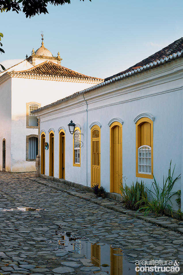 Casa em Paraty é atualizada sem perder a estética colonial Casa em Paraty é atualizada sem perder a estética colonial