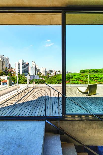 Aqui termina a casa, no mirante de 4 x 8 m com deck de cumaru (SD Marcenaria).