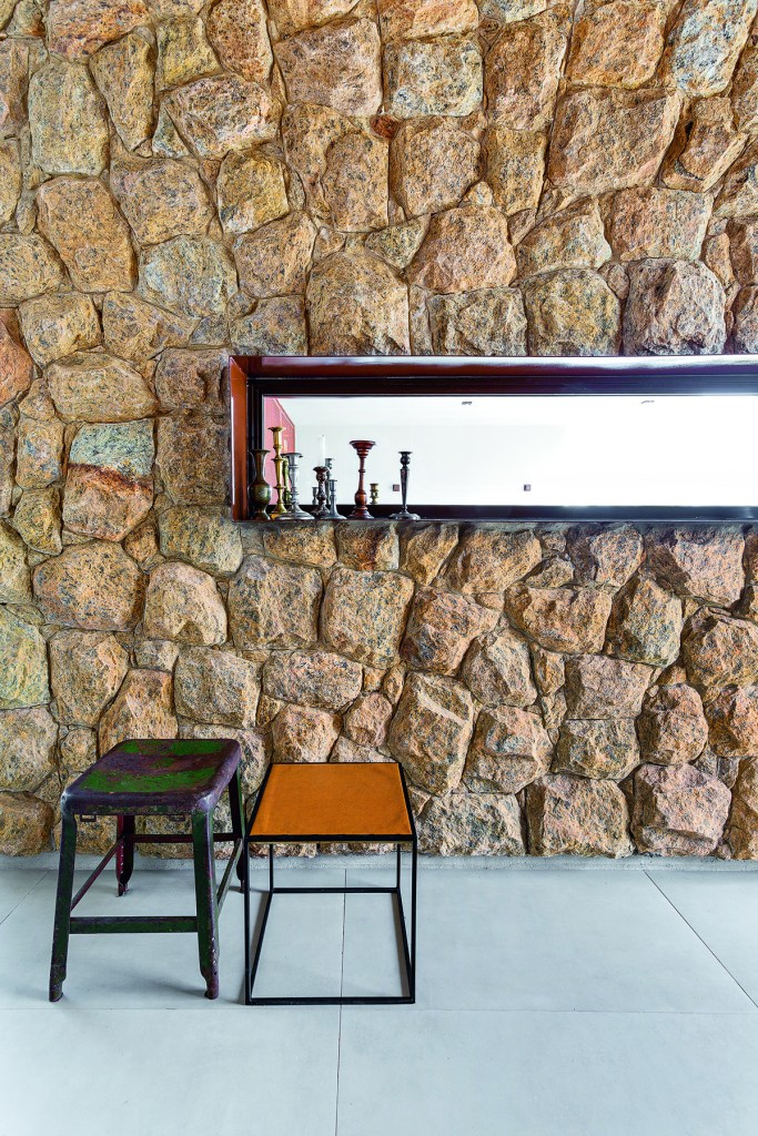 Sala com parede em pedras 
