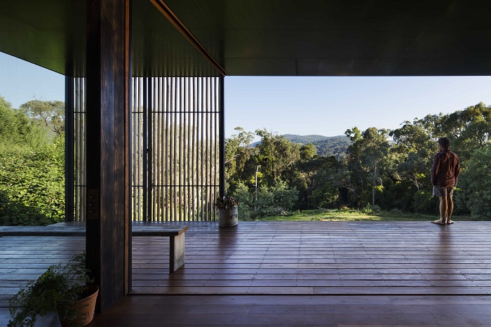 A casa está erguida no topo da pedreira.