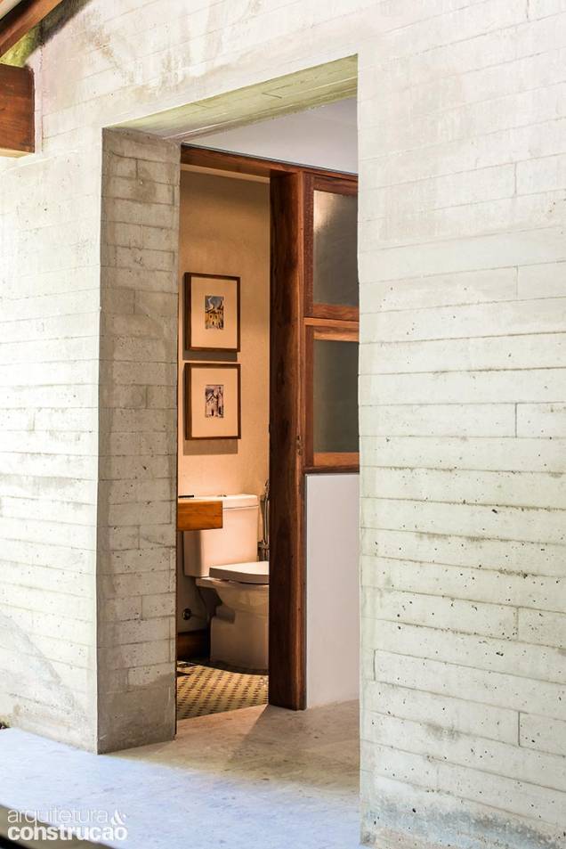 Localizado perto da área gourmet, o lavabo ostenta uma divisória de concreto feita na obra, com réguas (7 cm) e cimento branco na mistura, para uma coloração suave. Localizado perto da área gourmet, o lavabo ostenta uma divisória de concreto feita na obra, com réguas (7 cm) e cimento branco na mistura, para uma coloração suave.