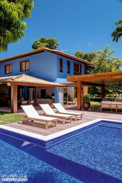As mesmas telhas de barro da cobertura em quatro águas aparecem na varanda gourmet. Os beirais amplos permitem manter janelas e portas abertas mesmo quando chove. Com prainha para as crianças, a piscina fica num canto ensolarado do lote. O deck foi tratado com stain incolor (Osmocolor, da Montana) e adquiriu tonalidade acinzentada.
