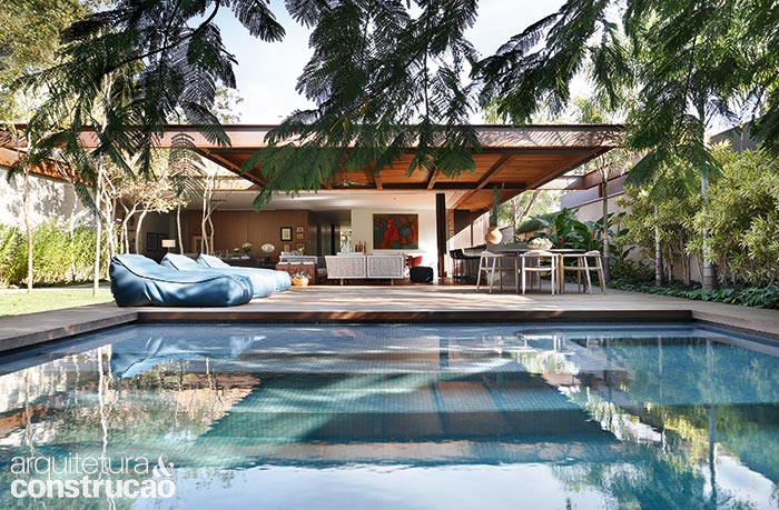 Parte do projeto paisagístico de Luciano Fiaschi, a piscina mereceu detalhamento cuidadoso. O escalonamento do tanque cria várias prainhas, enquanto o deck forma sua borda.