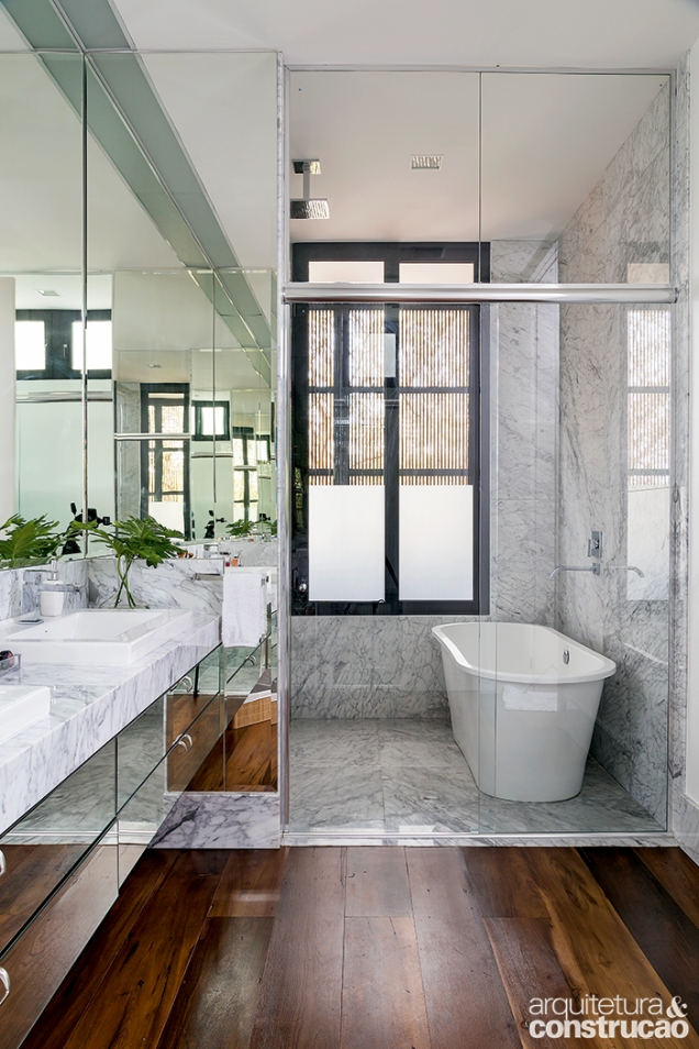 O banheiro ostenta mármore Carrara (execução da Pedecril) na bancada e no boxe – fechado com vidro até o teto para manter o calor – e uma banheira (Sabbia) do tipo freestanding.