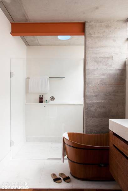 A parede entre o boxe e a tina é o pilar da piscina – a claraboia que ilumina a área de banho revela o fundo do tanque. A parede entre o boxe e a tina é o pilar da piscina – a claraboia que ilumina a área de banho revela o fundo do tanque.