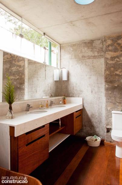 Mármore piguês, peroba-rosa reciclada da própria casa e vidro dão o tom neutro ao banheiro. Mármore piguês, peroba-rosa reciclada da própria casa e vidro dão o tom neutro ao banheiro.