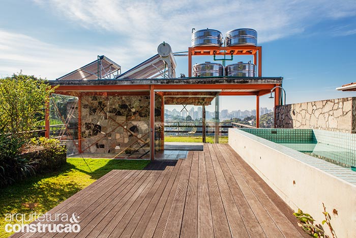 A laje sobre a escada apoia as placas coletoras de energia solar e armazena a água, tanto a da distribuidora quanto a captada de chuva, direcionada para as bacias sanitárias. A piscina elevada desponta como mais uma atração na paisagem, além de receber sol o dia todo. A laje sobre a escada apoia as placas coletoras de energia solar e armazena a água, tanto a da distribuidora quanto a captada de chuva, direcionada para as bacias sanitárias. A piscina elevada desponta como mais uma atração na paisagem, além de receber sol o dia todo.