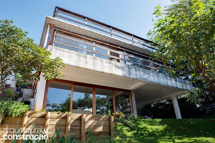 O trecho envidraçado nos fundos da casa guarda um escritório com vista para o skyline da cidade. O trecho envidraçado nos fundos da casa guarda um escritório com vista para o skyline da cidade.