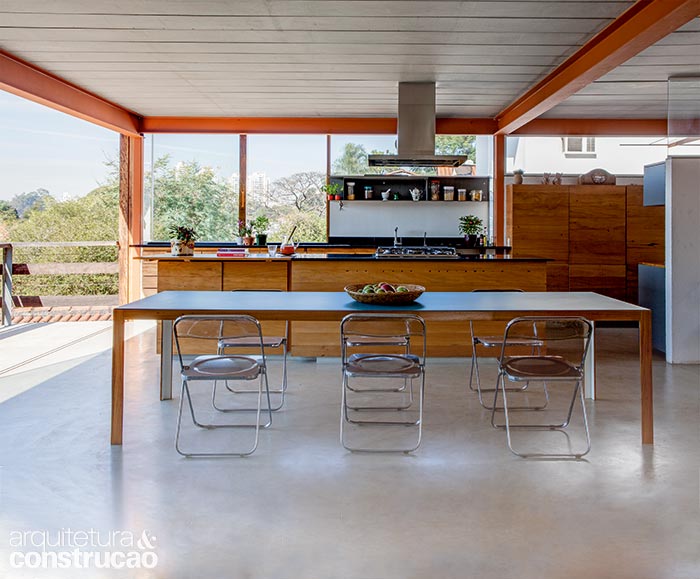 Grandes folhas de vidro – recurso que descortina a paisagem – substituem a alvenaria na parte dos fundos da casa. A cozinha é um dos espaços favoritos da moradora, que aprecia experiências gastronômicas. Grandes folhas de vidro – recurso que descortina a paisagem – substituem a alvenaria na parte dos fundos da casa. A cozinha é um dos espaços favoritos da moradora, que aprecia experiências gastronômicas.