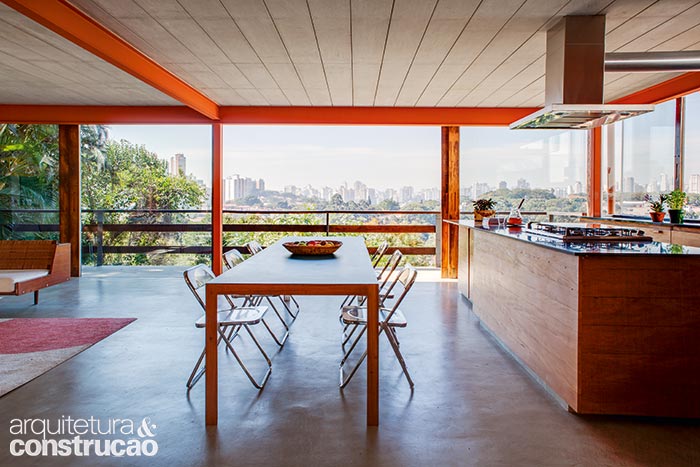 Aberta para a cidade, a área de convivência assume a função de belvedere. O piso de cimento polimérico, sem emendas, ajuda a criar a sensação de unidade entre os ambientes. Seguindo a vocação sustentável, a ilha sob a coifa reaproveita o madeiramento do antigo telhado. Aberta para a cidade, a área de convivência assume a função de belvedere. O piso de cimento polimérico, sem emendas, ajuda a criar a sensação de unidade entre os ambientes. Seguindo a vocação sustentável, a ilha sob a coifa reaproveita o madeiramento do antigo telhado.