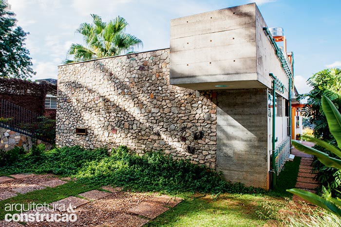 Na fachada frontal, destaque para a pequena escotilha da suíte principal e para a piscina, em balanço. Na fachada frontal, destaque para a pequena escotilha da suíte principal e para a piscina, em balanço.