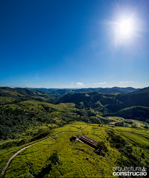 A implantação segue o mais naturalmente possível as curvas de nível, tentando fundir a morada ao lote
