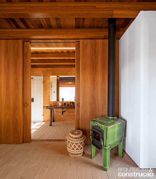 Salamandras (Weltevree) ajudam a aquecer os mabientes. No banheiro, ao fundo, você vê a parede de adobe da empena lateral.