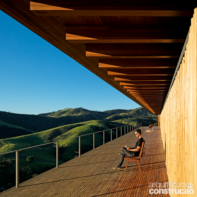 Típico da arquitetura brasileira, o avarandado com deck de cumaru é um dos elementos fortes do projeto: são 35,7 m de comprimento voltados para o vale.