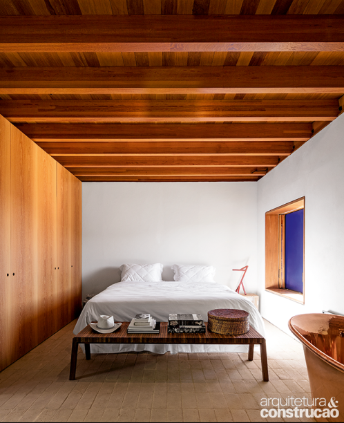 Nos quartos, reaparece o forro de cumaru certificado e o piso de tijolos. As paredes da estrutura de wood frame contam com recheio de lã de pet reciclado (Trisoft), para isolamento térmico e acústico. Armários também de cumaru (Plancus).