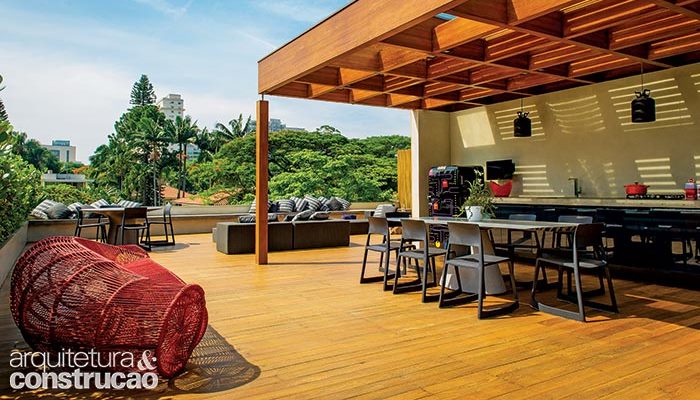 Casa tem piscina com jardim vertical e lazer na cobertura