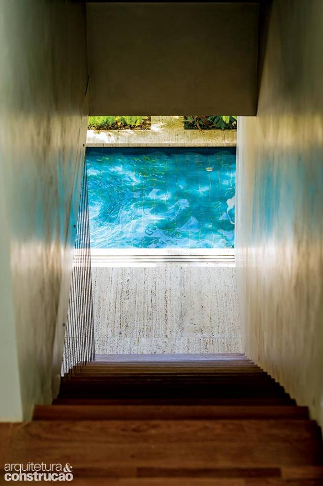A escada de madeira foi poupada na reforma, mas ganhou um toque charmoso: quem a desce depara com este visual. “Incluímos água na frente e nos fundos, para dar a sensação de que a casa está flutuando”, explica a arquiteta. A escada de madeira foi poupada na reforma, mas ganhou um toque charmoso: quem a desce depara com este visual. “Incluímos água na frente e nos fundos, para dar a sensação de que a casa está flutuando”, explica a arquiteta.