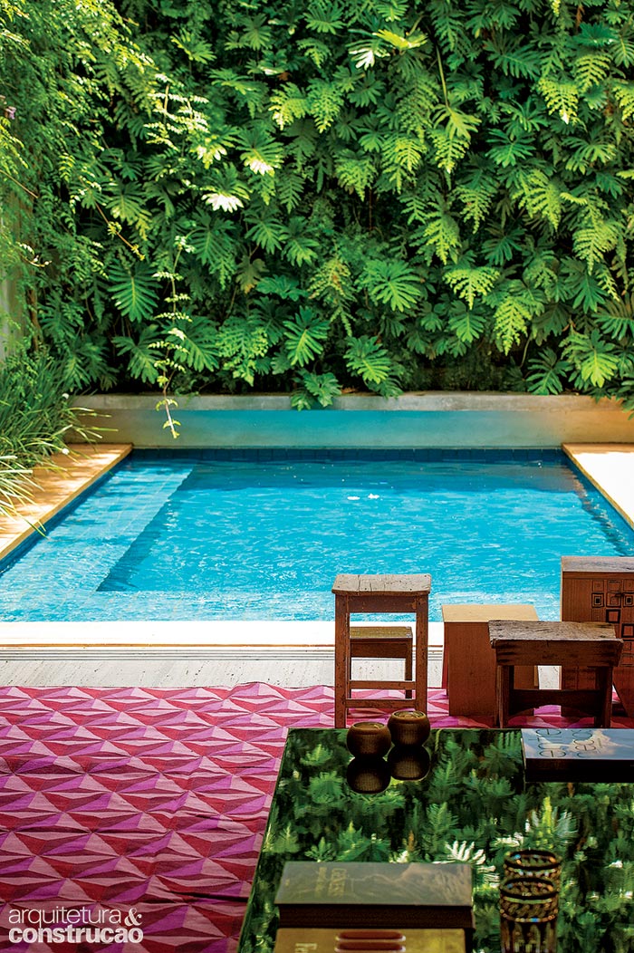 Casa tem piscina com jardim vertical e lazer na cobertura