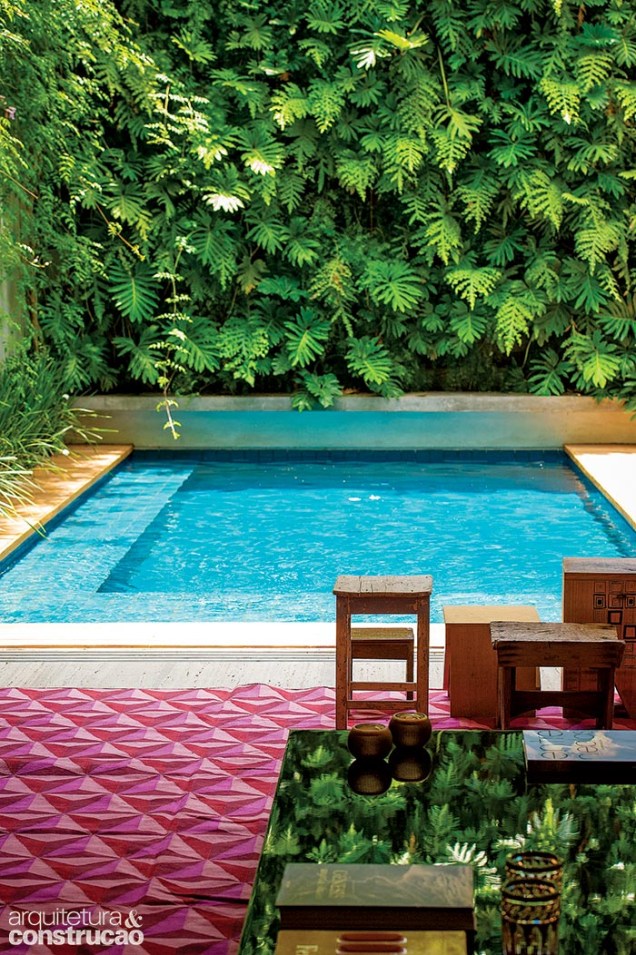 O jardim vertical de 7 x 12 m compensa o verde retirado na construção da piscina, revestida de pastilhas cerâmicas (Atlas).