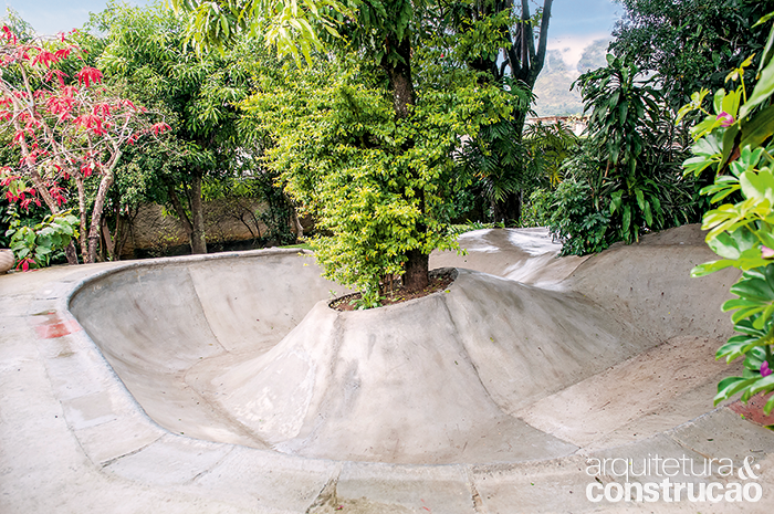 casa-tem-pista-de-skate-no-quintal-011