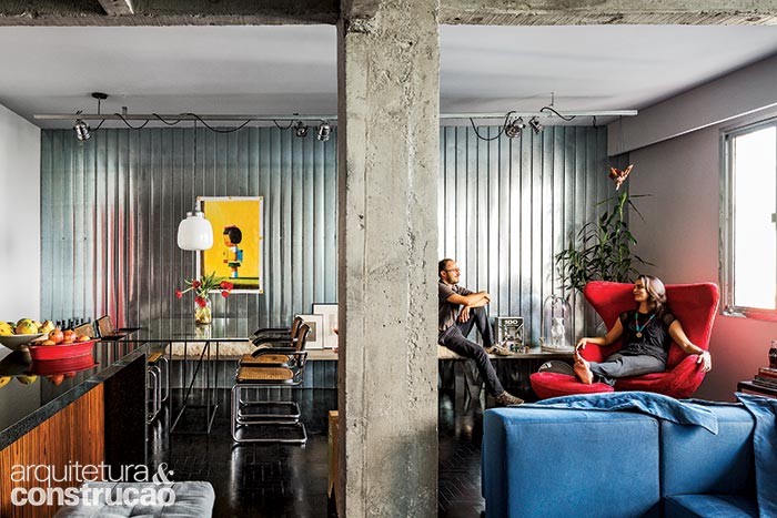 "Muita gente acha esses materiais brutos demais, mas eu me sinto extremamente confortável aqui", conta a moradora "Muita gente acha esses materiais brutos demais, mas eu me sinto extremamente confortável aqui", conta a moradora