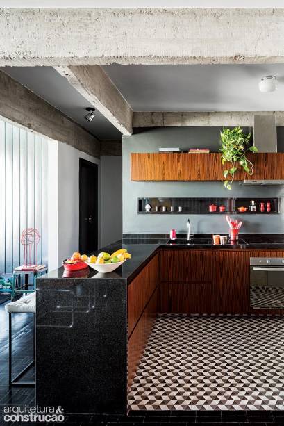 Na cozinha, o acabamento amadeirado (Marcenaria Novidário) faz boa parceria com o granito preto são gabriel – que também configura o nicho logo acima da pia. Com 1,93 m de comprimento, 23 cm de altura e 12 cm de profundidade, ele aproveita o espaço do frontão. No piso, porcelanato de 60 x 60 cm (Portobello, linha Ampla Design). Na cozinha, o acabamento amadeirado (Marcenaria Novidário) faz boa parceria com o granito preto são gabriel – que também configura o nicho logo acima da pia. Com 1,93 m de comprimento, 23 cm de altura e 12 cm de profundidade, ele aproveita o espaço do frontão. No piso, porcelanato de 60 x 60 cm (Portobello, linha Ampla Design).
