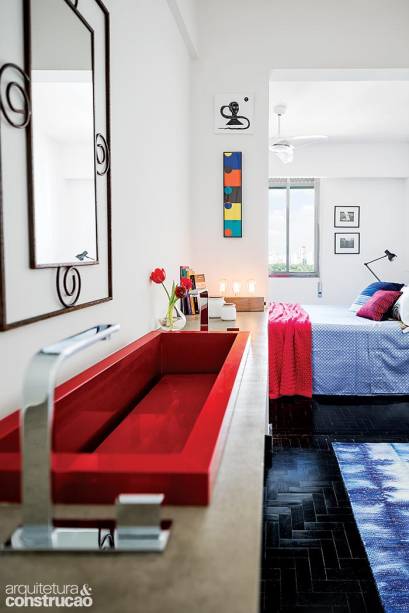 Para economizar espaço, a bancada da pia se localiza no closet. Esculpida em composto sintético Quartzo Stone (material distribuído no Brasil pela PKO), a cuba vermelha foi executada pela PedraCor. Para economizar espaço, a bancada da pia se localiza no closet. Esculpida em composto sintético Quartzo Stone (material distribuído no Brasil pela PKO), a cuba vermelha foi executada pela PedraCor.