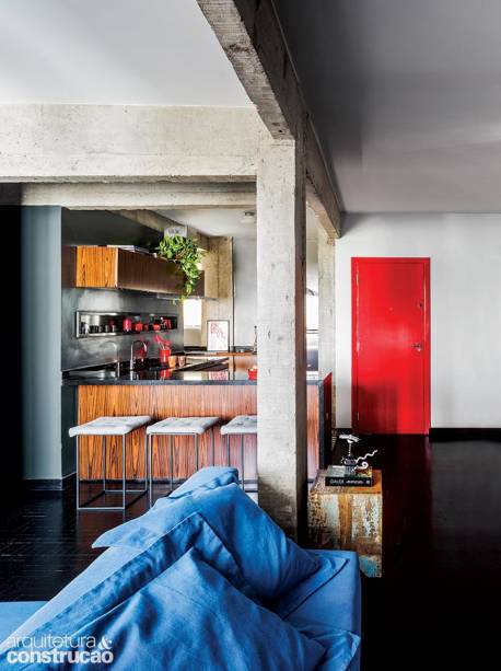 Pintada de vermelho, a porta de entrada chama a atenção na área social integrada. Pintada de vermelho, a porta de entrada chama a atenção na área social integrada.