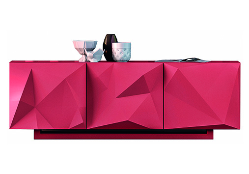 Cores vibrantes: Destaque no mercado europeu, uma das novidades que a Arauco traz ao Brasil nesta temporada são os painéis coloridos da linha Innovus Coloured MDF . Eles têm espessura de 19 mm e podem ser esculpidos, criando efeitos tridimensionais para revestirparedes e compor itens de mobiliário como o modelo acima, desenvolvido especialmente para ilustrar as possibilidades do material. As chapas são entregues lisas e estão à venda em cinco cores: Black, Grey, Royal, Curry e Berry (foto). O preço é sob consulta.