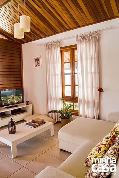 Casa de madeira pré-fabricada transforma-se em chalé rústico moderno