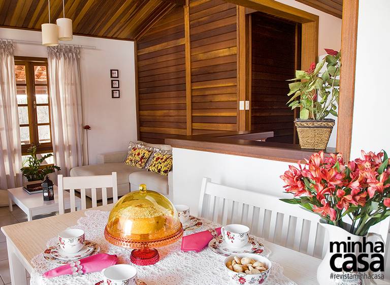 Casa de madeira pré-fabricada transforma-se em chalé rústico moderno