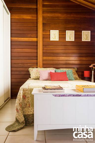 Casa de madeira pré-fabricada transforma-se em chalé rústico moderno