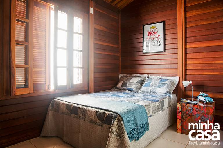Casa de madeira pré-fabricada transforma-se em chalé rústico moderno