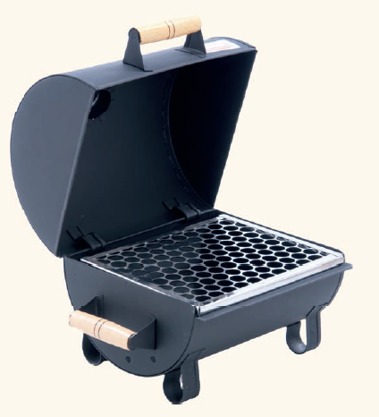 Com tampa, a Bafinho, da marca Eliza Churrasqueiras, promete assar mais rapidamente os alimentos na brasa. Feita de aço-carbono com pintura preta, mede 30 x 25 cm e vem com grelha. Churrasqueiras Online , R$ 89,90