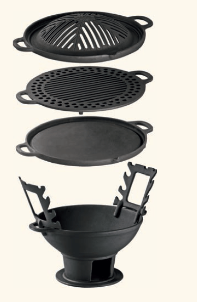 De ferro fundido, a Gengiskan, da Panelas Ferreira, funciona a carvão. Tem 32 cm de diâmetro, 21 cm de altura e é composta de chapas lisa e inclinada, grelha, dois porta-espetos, base e ralo. Na loja virtual da marca , R$ 199,90