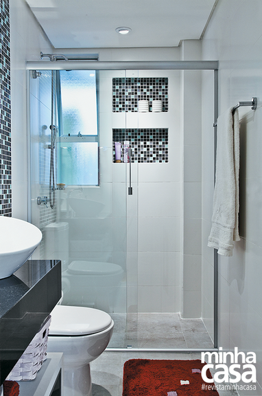<span>Porcelanato branco cobre parte das paredes e um modelo cor de concreto foi parar no piso. Outra item que aumenta a claridade é o boxe de vidro translúcido, que multiplica a luz natural.</span> <span>Porcelanato branco cobre parte das paredes e um modelo cor de concreto foi parar no piso. Outra item que aumenta a claridade é o boxe de vidro translúcido, que multiplica a luz natural.</span>
