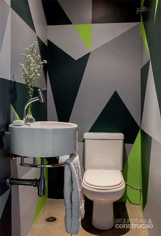 O designer de interiores Diego Ferreira optou por uma solução prática e original: fez os desenhos geométricos nas paredes e os pintou de três tons de látex cinza e um de verde-limão para contrastar.