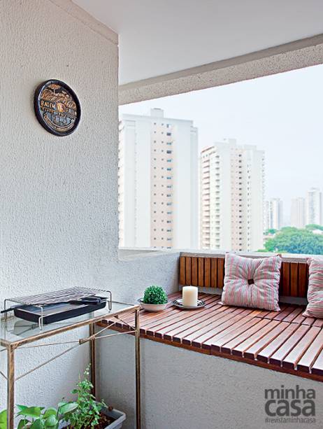 Bastaram ceBastaram cerca de 2,80m2 para o arquitetp paulistano Daniel Tesser realizar o sonho do terraço gourmet, com grill elétrico e jardineira de ervas próximos do espaçoso banco, com assento e encosto de eucalipto. Para fazer esse móvel, Daniel valeu-se de parte da jardineira de concreto (66 cm de altura), original do prédio: eliminou a borda da estrutura, preservando a impermeabilização e a regularização, e cobriu tudo com deques.