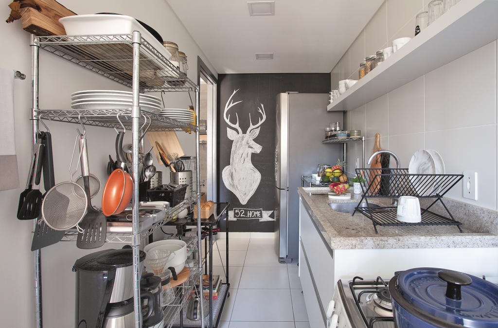 Com decoracao em estilo escandinavo este apartamento vai te conquistar cozinha (2)