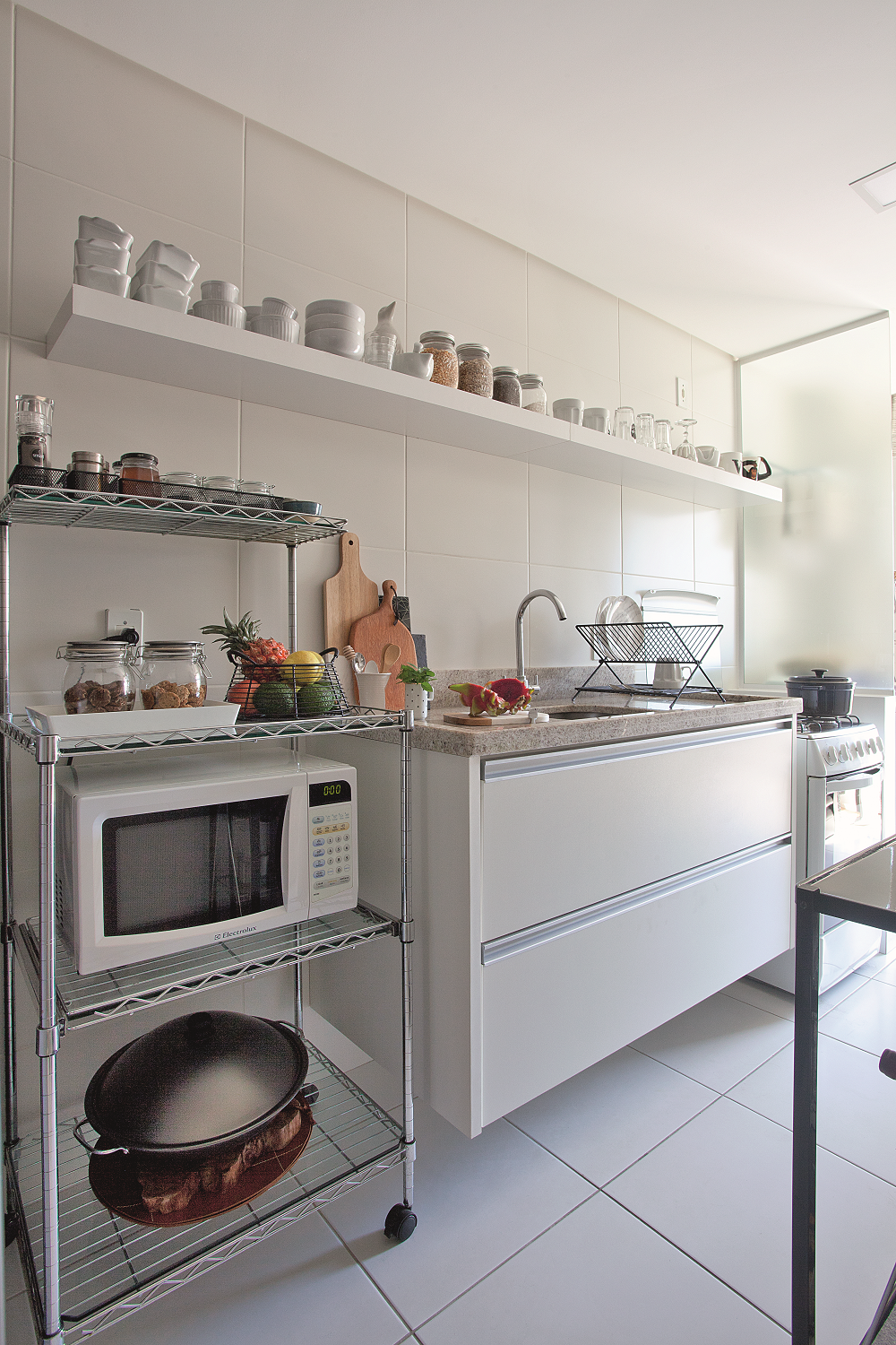 Com decoracao em estilo escandinavo este apartamento vai te conquistar cozinha