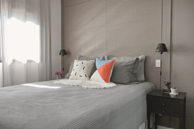 <span>No quarto, tudo gira em torno da cabeceira: “São placas de plástico que também foram decoração de uma vitrine que montei”, conta a designer de interiores Priscila Kolberg. </span><span> As almofadas divertidas apimentam a cena (modelos Risco, preto e branco, e Sally, colorido, de 45 x 45 cm. Astor.</span> <span>No quarto, tudo gira em torno da cabeceira: “São placas de plástico que também foram decoração de uma vitrine que montei”, conta a designer de interiores Priscila Kolberg. </span><span> As almofadas divertidas apimentam a cena (modelos Risco, preto e branco, e Sally, colorido, de 45 x 45 cm. Astor.</span>